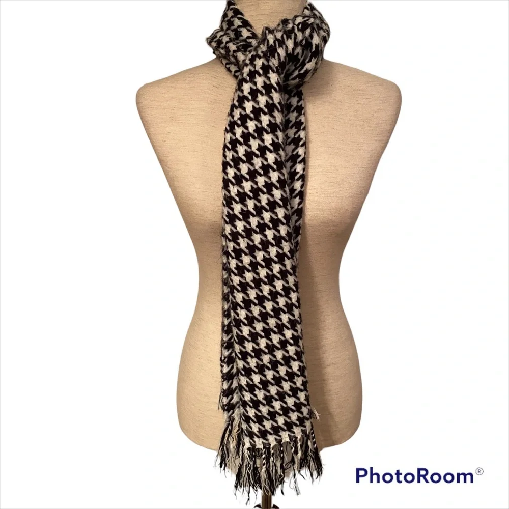 SCARF SCOTLAND CASHMERE BLACK WHITE HOUNDSTOOTH LONG FRINGE ACCESSORY MUFFLER